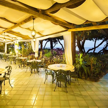 Ambasciatori 4* ايسكيا