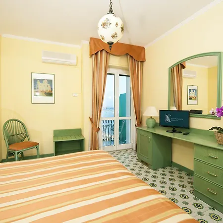 Ambasciatori 4* איסקיה